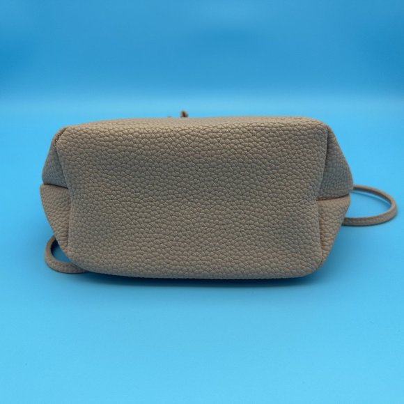 454. NWOT Macys Soft Pink Pebbled Vegan Leather Drawstring Bucket Crossbody - Picture 4 of 5